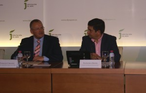 En la imagen, Patricio Cárceles y Francisco Reyes presiden la mesa durante la presentación del cupón dedicado a Úbeda y Baeza