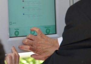 En la imagen, una persona utiliza la nueva pantalla táctil a través de su adecuación al braille