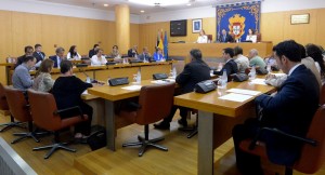 En la imagen, el pleno de la Asamblea con la veintena de autoridades que han elegido a la ONCE para la Medalla de la Autonomía