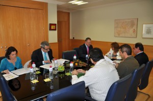 Imagen de la reunión en la que aparecen los presentes sentados alrededor de una mesa