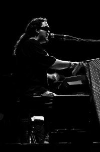 Tony Romero durante una actuación