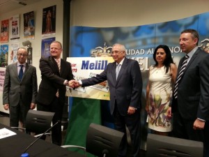 De izquierda a derecha, posando para las cámaras, el director de la ONCE en Melilla, Juan Carlos Rubio, el delegado territorial de la ONCE en Andalucía, Ceuta y Melilla, Patricio Cárceles, el presidente de Melilla, Juan José Imbroda, la consejera de Cultura, Simi, Chocrón, y el director de la ONCE Málaga, Cristóbal Martínez.