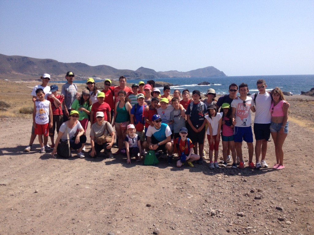 En la imagen, todos los niños posan en una de las playas del Parque Natural Cabo de Gata