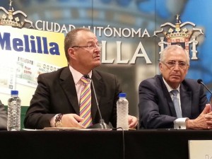 Patricio Cárceles agradece durante su intervención la concesión de la Medalla. En primer plano, Cárceles habla al micrófono, con Imbroda de fondo