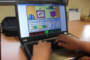 En la imagen, una pantalla de ordenador muestra la mecanografía Mekanta mientras las manos de uno de los alumnos se posa sobre el teclado