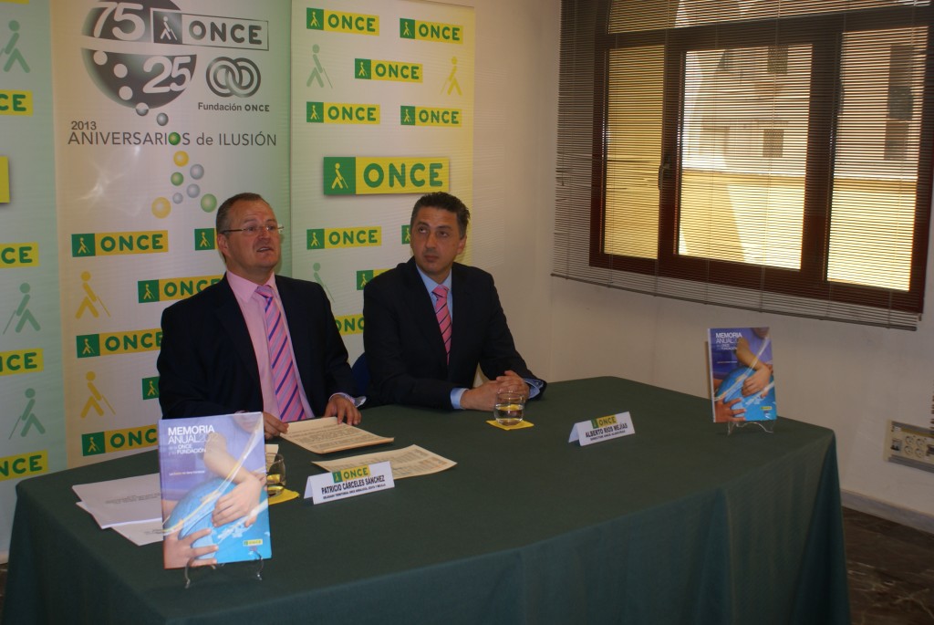 El delegado territorial de la ONCE en Andalucía, Ceuta y Melilla, Patricio Cárceles, junto al director de la ONCE Algeciras, Alberto Ríos, enseñando el libro de la memoria