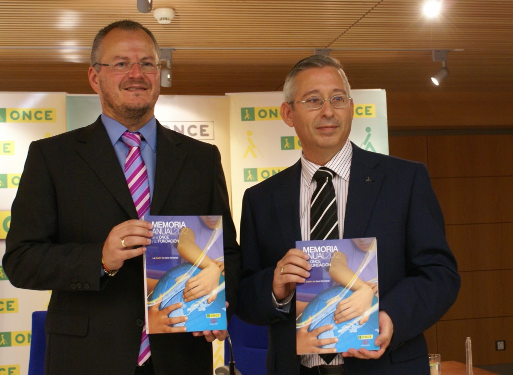 El delegado territorial de la ONCE en Andalucía, Ceuta y Melilla, Patricio Cárceles, junto al director de la ONCE Cádiz, José Antonio Toledo, enseñando el libro de la memoria