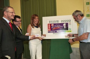 De izquierda a derecha, el delegado territorial de la ONCE en Andalucía, Ceuta y Melilla, Patricio Cárceles, el director general de la ONCE, Ángel Sánchez, la consejera de Presidencia e Igualdad de la Junta de Andalucía, Susana Díaz y el secretario general de UGT, Cándido Méndez, descubriendo la imagen del cupón dedicado a la UGT