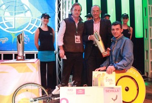 En la imagen, Marco Antonio Baena recibe el trofeo y los premios por parte del subdelegado territorial de la ONCE en Andalucía, Ceuta y Melilla, Francisco Arroyo, y el jefe del departamento de Relaciones Externas de El Corte Inglés, Fernando Murube