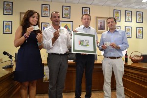 En la imagen, mirando a cámara mientras muestran el cupón, Marina Bravo, diputada de Cultura y Deportes de la Diputación de Málaga, Antonio Muñoz, alcalde de Moclinejo, Cristóbal Martínez, director de la ONCE Málaga y Óscar Medina, presidente de la Mancomunidad de la Costa del Sol- Axarquía