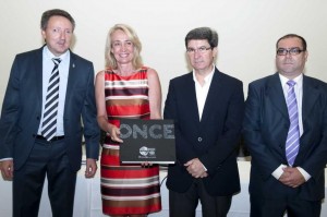 En la imagen, distintas autoridades del Ayuntamiento de Benalmádena y la ONCE Málaga saludan a la cámara junto al libro conmemorativo del 75 aniversario de la ONCE