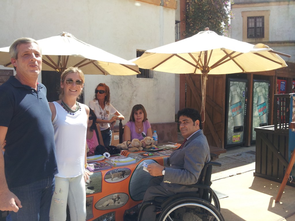 Los consejeros territoriales Francisco Javier Fernández y Cristina Arias junto al director general de Personas con Discapacidad, Gonzalo Rivas en una de las mesas informativas sobre perros guía