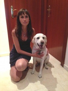 En la imagen, Francis aoarece agachada junto a su perra guía