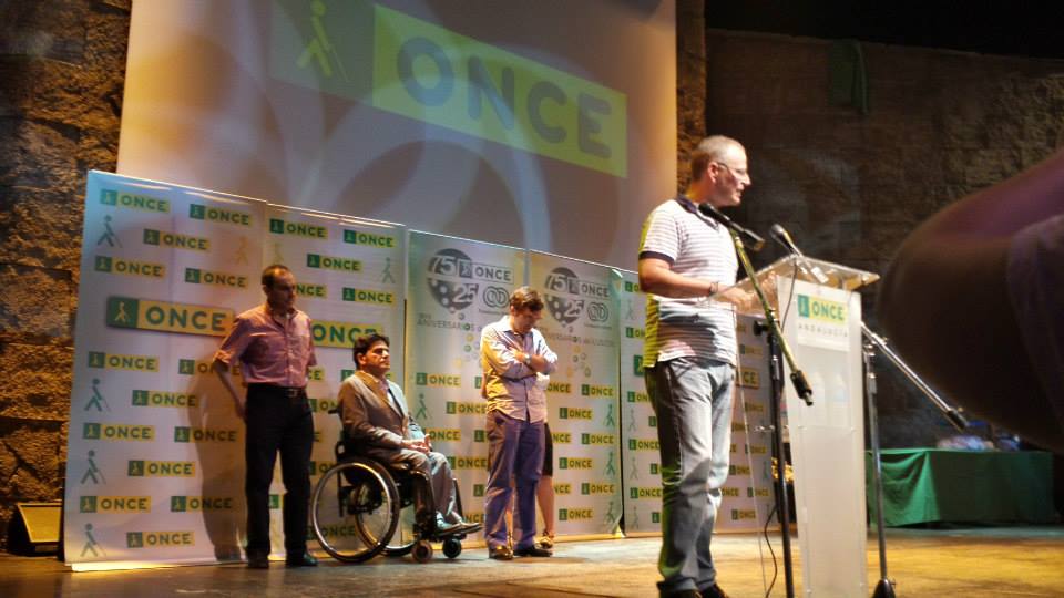 En la imagen, el delegado territorial de la ONCE en Andalucía, Ceuta y Melilla, Patricio Cárceles, pronunca su discruso tras un atril. Junto a él se encuentran otras autoridades como el presidente del Consejo Territorial, Ventura Pazos, el vicepresidente ejecutivo de Fundación ONCE, Alberto Durán y la delegada de Igualdad, Salud y Políticas Sociales de la Junta de Andalucía en Sevilla, Francisca Díaz