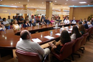 En la imagen aparecen los 27 trabajadores que se han unido a la jornada con vendedores, sentados alrededor de una mesa, durante la reunión