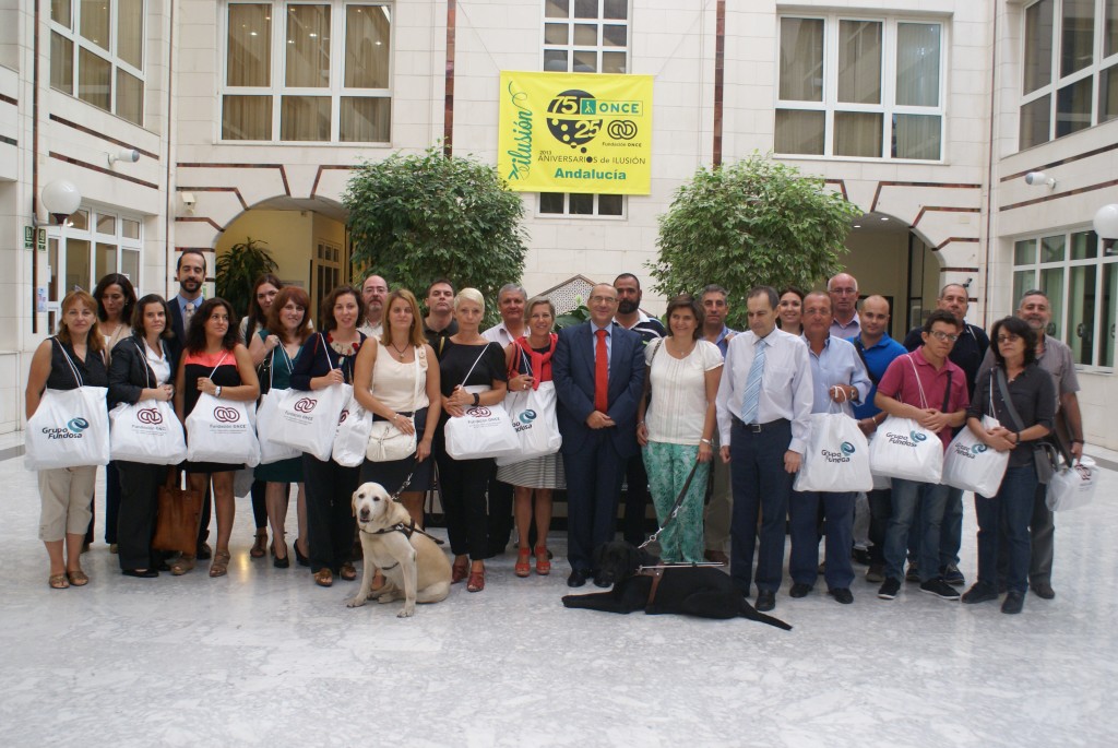 En la imagen, Foto de familia de los 27 trabajadores que han participado en la jornada con los vendedores en el patio de la Delegación Territorial 