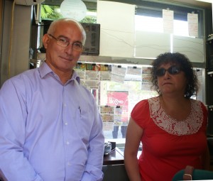 En la imagen, Antonio Jiménez, de Alentis, durante su jornada como vendedor junto a Mª Victoria Gutiérrez desde dentro del quiosco de la ONCE