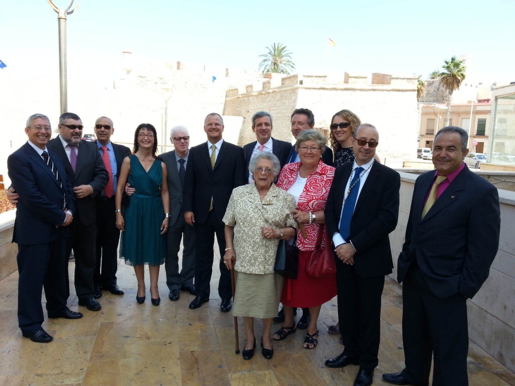 Foto de familia de los responsables de la ONCE con vendedores de Melilla