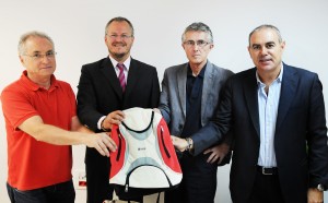 En la imagen, varios componentes de la APS y la ONCE sonríen ante la cámara portando una mochila