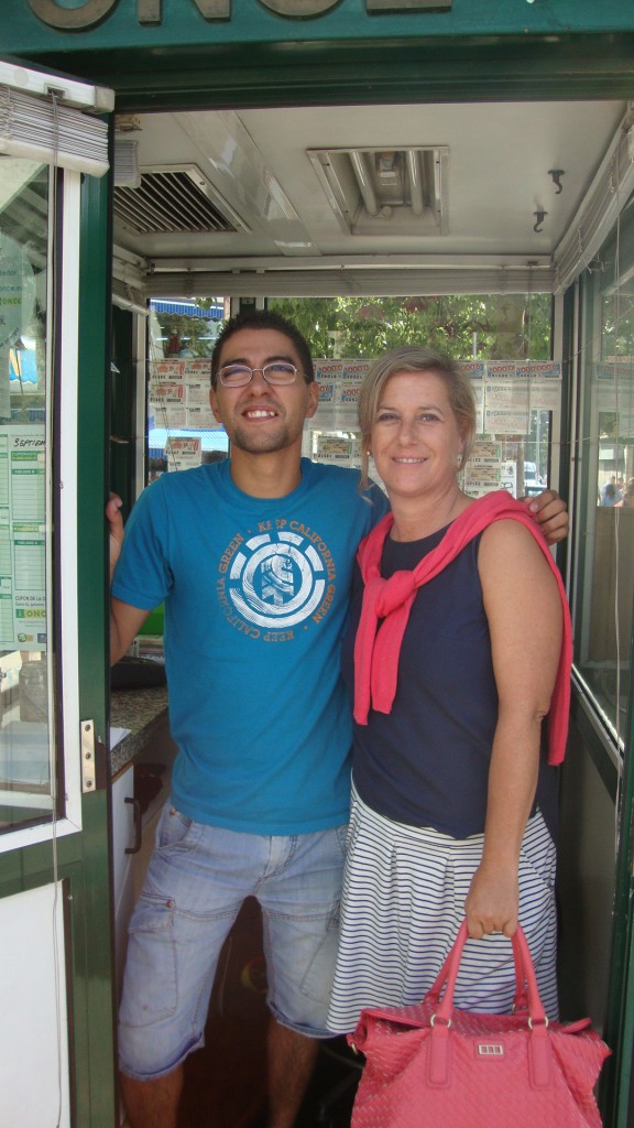 Alicia Estrada, directora de Viajes 2000, durante su jornada como vendedora junto David