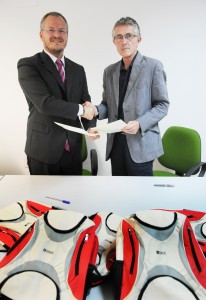 En la imagen, el delegado territorial de la ONCE y el presidente de la APS se dan la mano tras la firma del convenio. Junto a ellos aparecen las mochilas enviadas a Guinea Bissau