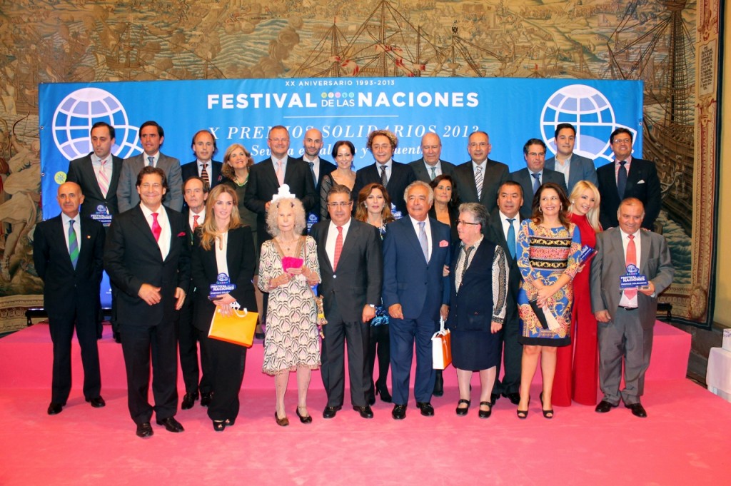 Foto de familia de los premiados en el Festival de las Naciones 