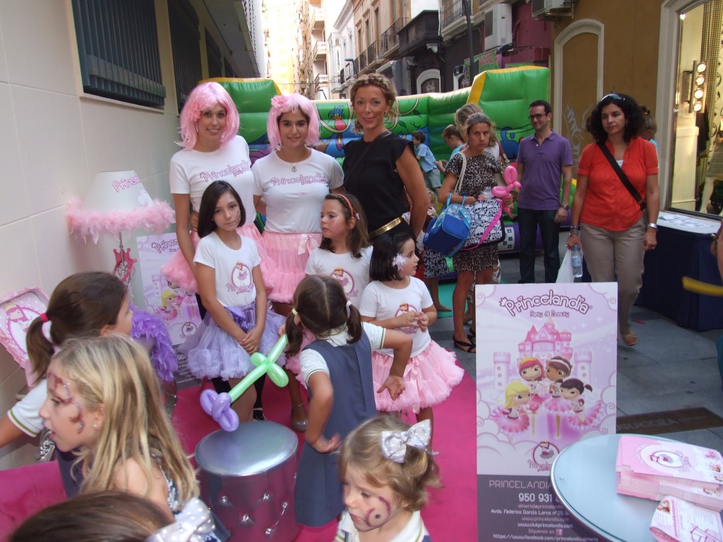 Las monitoras de Princelandia maquillando a las niñas