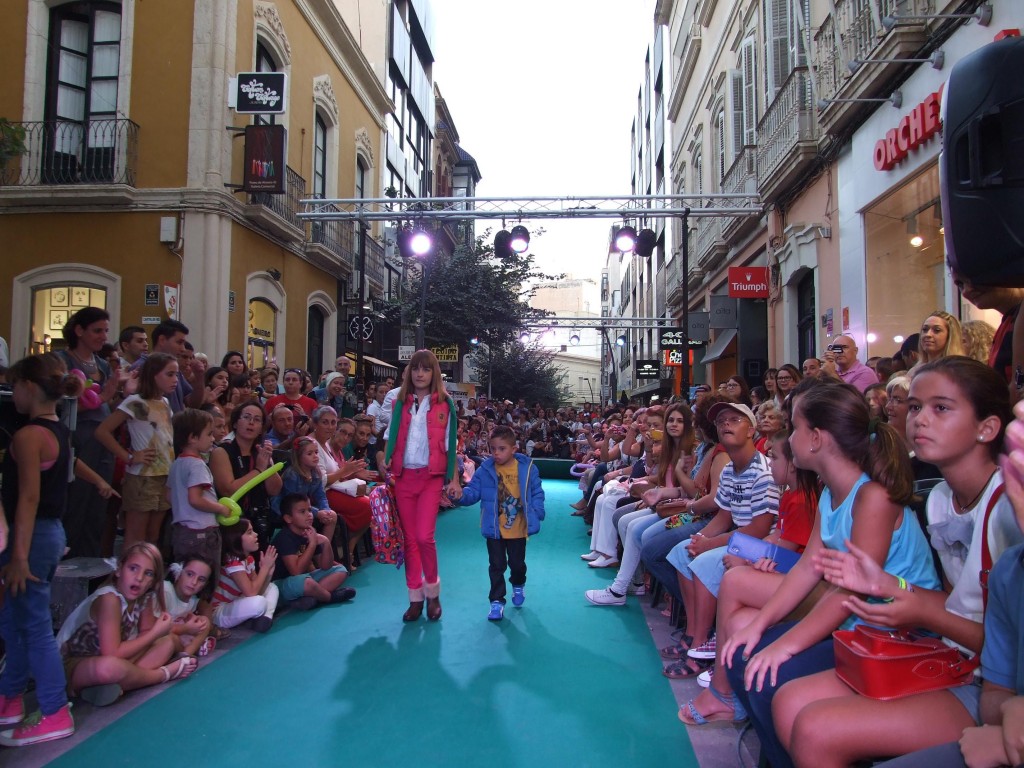 Un niño de la ONCE junto a su modelo guía