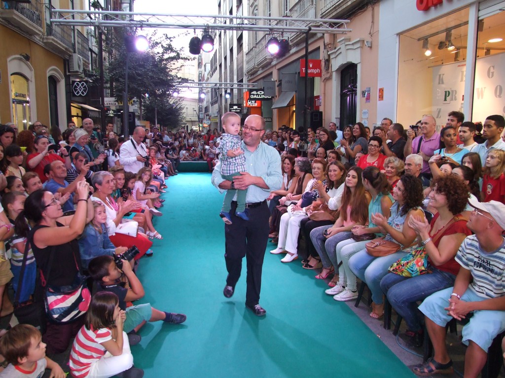 Un niño de la Asociación de niños con Síndrome de Down Asalsido en brazos de un adulto