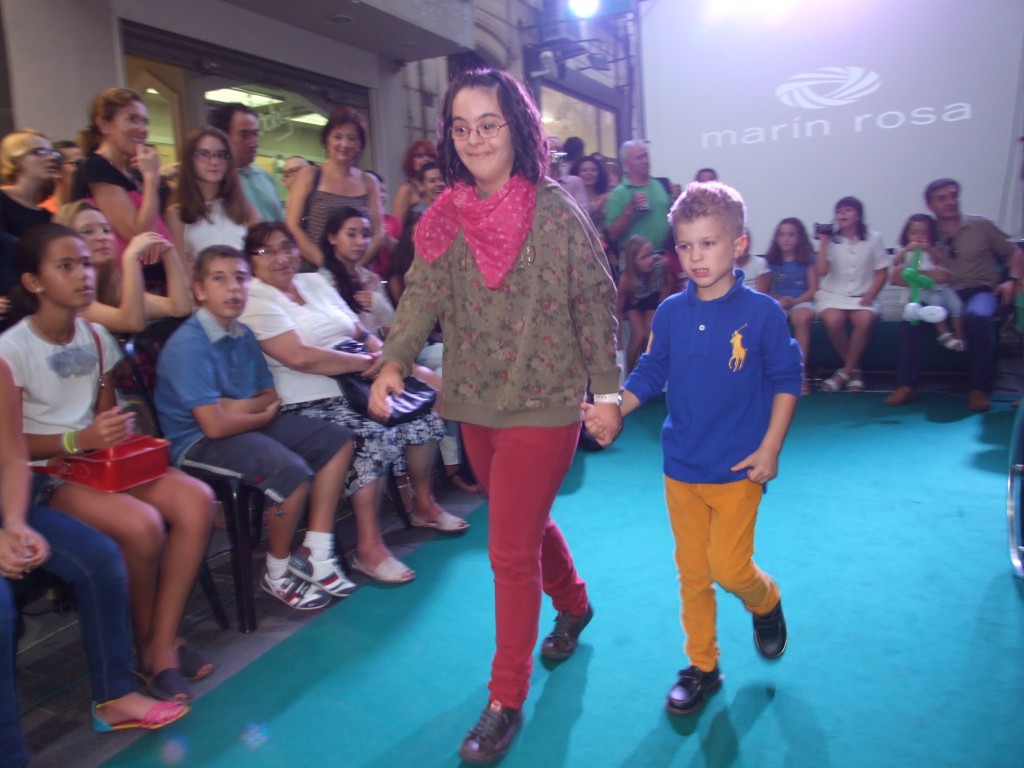 Una niña de la Asociación de Síndrome de Down Asalsido en un momento del desfile