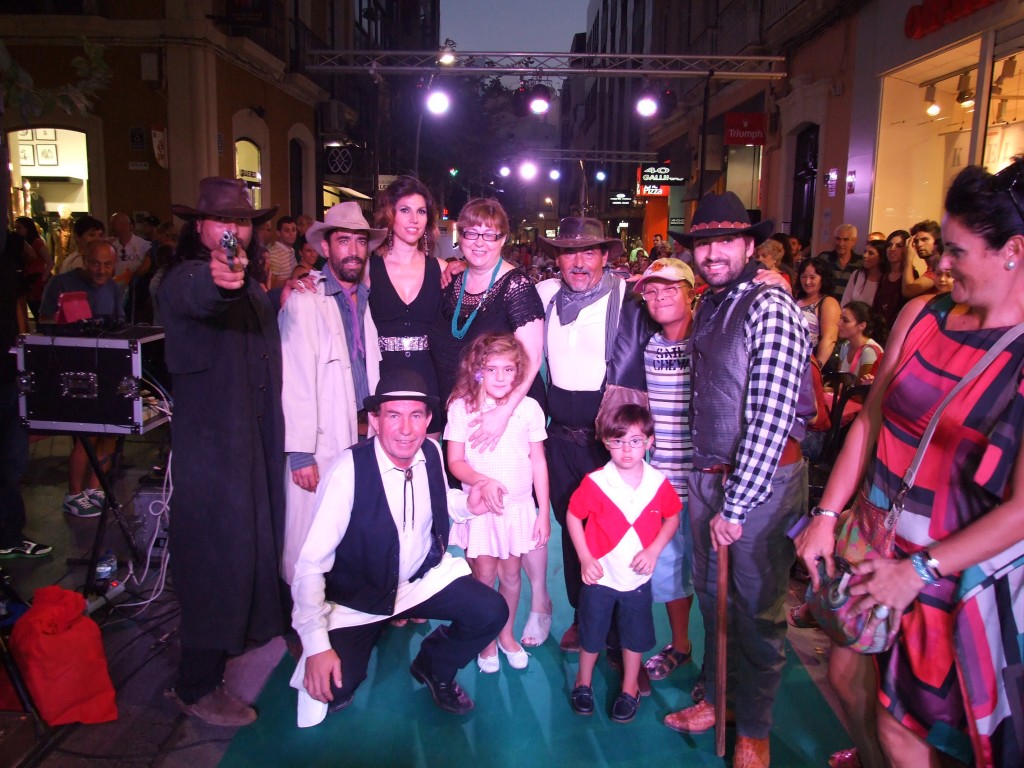 Los actores posan junto a Rosalía Navarro, Rosario Sedano y niños de la ONCE