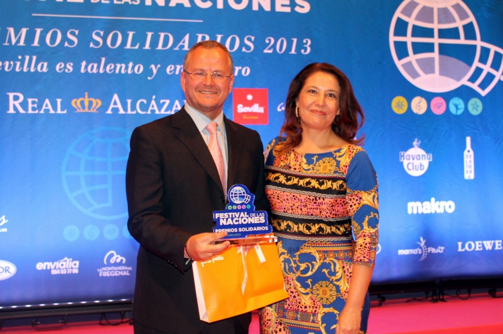 El delegado territorial de la ONCE en Andalucía, Ceuta y Melilla, Patricio Cárceles, recogiendo el premio