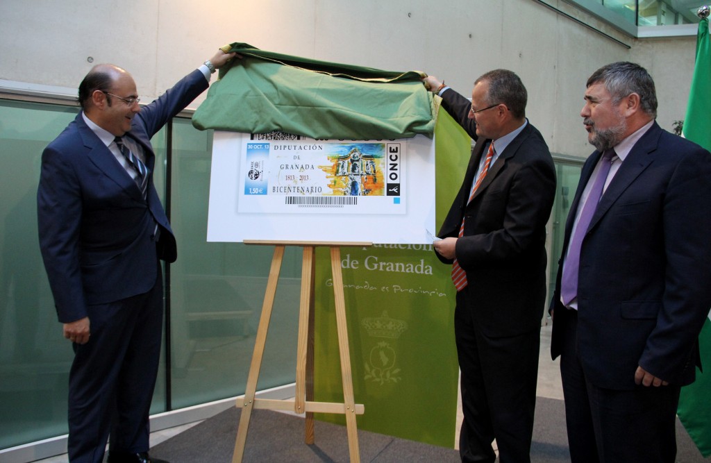 Sebastián Pérez y Patricio Cárceles descubren el cupón dedicado a la Diputación de Granada.