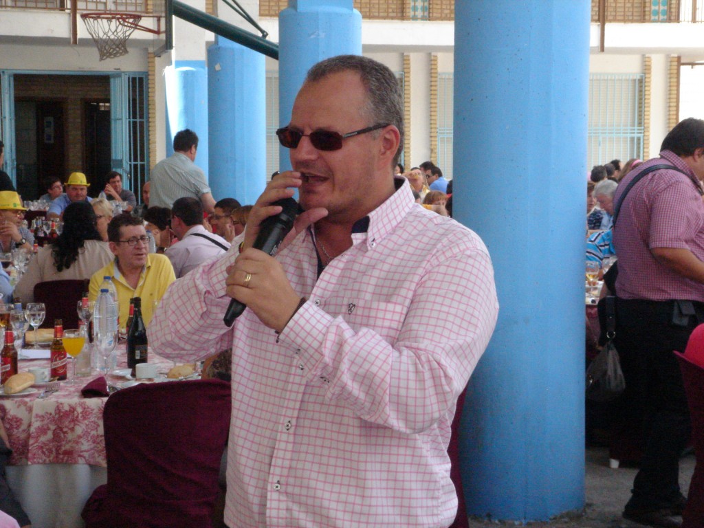 El delegado territorial en Andalucía, Ceuta y Melilla, Patricio Cárceles, agradeciendo a los vendedores su labor enconmiable