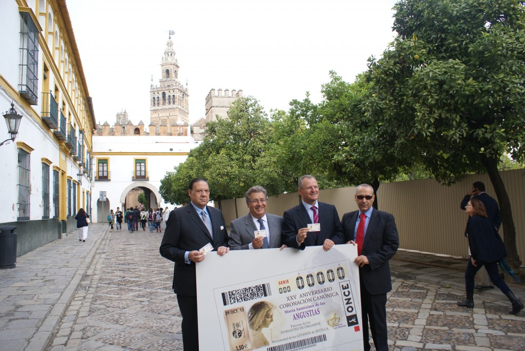 De izquierda a derecha, José Moreno, hermano mayor de la Hermandad de los Gitanos, el alcalde de Sevilla, Juan Ignacio Zoido, el delegado territorial de Andalucía, Ceuta y Melilla, Patricio Cárceles y el Presidente del Consejo Territorial, Ventura Pazos.