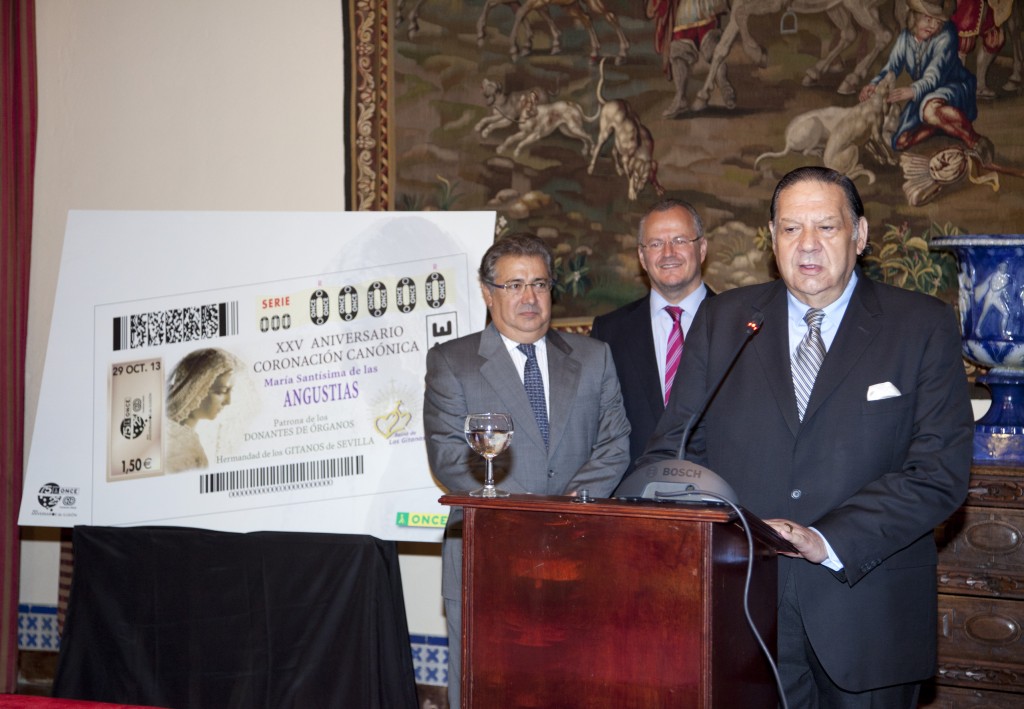 El hermano mayor de la Hermandad de los Gitanos, en el acto de presentación de "su" cupón