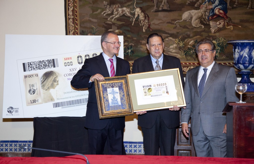 Patricio Cárceles, José realizan un intercambio de regalos junto Juan Ignacio Zoido