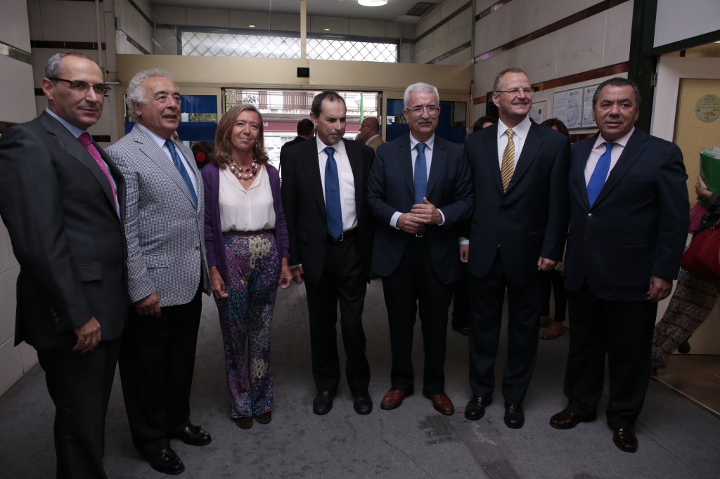Foto de familia. De izquierda a derecha, Francisco Arroyo, , Del Río, Felisa Panadero, subdelegada del Gobierno en Sevilla, Ventura Pazos, presidente del Consejo Territorial, Manuel Bejarano, consejero de la presidencia de la Junta de Andalucía, Patricio Cárceles, delegado territorial de Andalucía, Ceuta y Melilla y Del Río