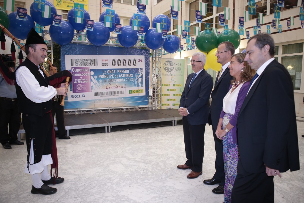Un gaitero asturiano tocando el himno de Asturias y de Andalucía ante el consejero de la Junta de Andalucía, , el delegado territorial de Andalucía, Ceuta y Melilla y 