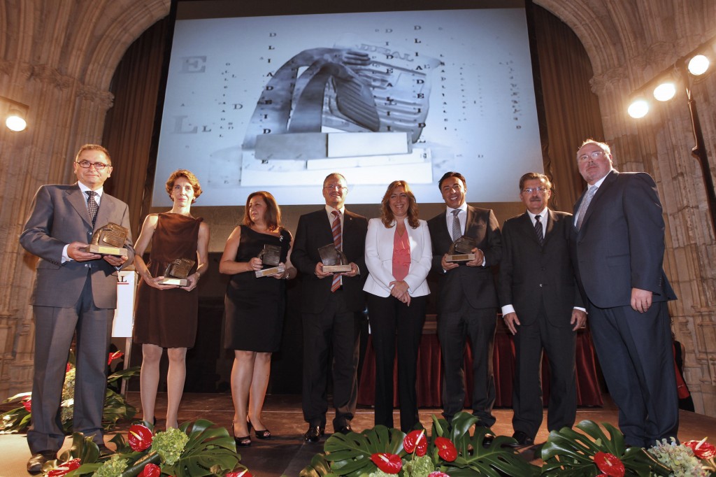 Los premiados de los IDEALES 2013 posan con la presidenta Susana Díaz