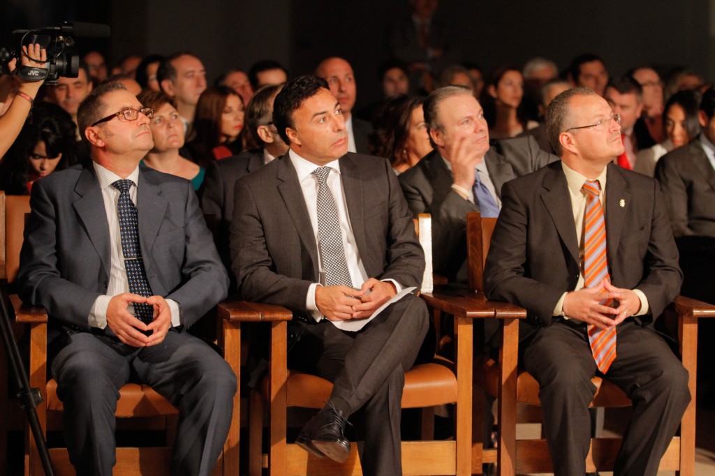 El delegado territorial y el resto de los premios durante el discurso de Susana Díaz