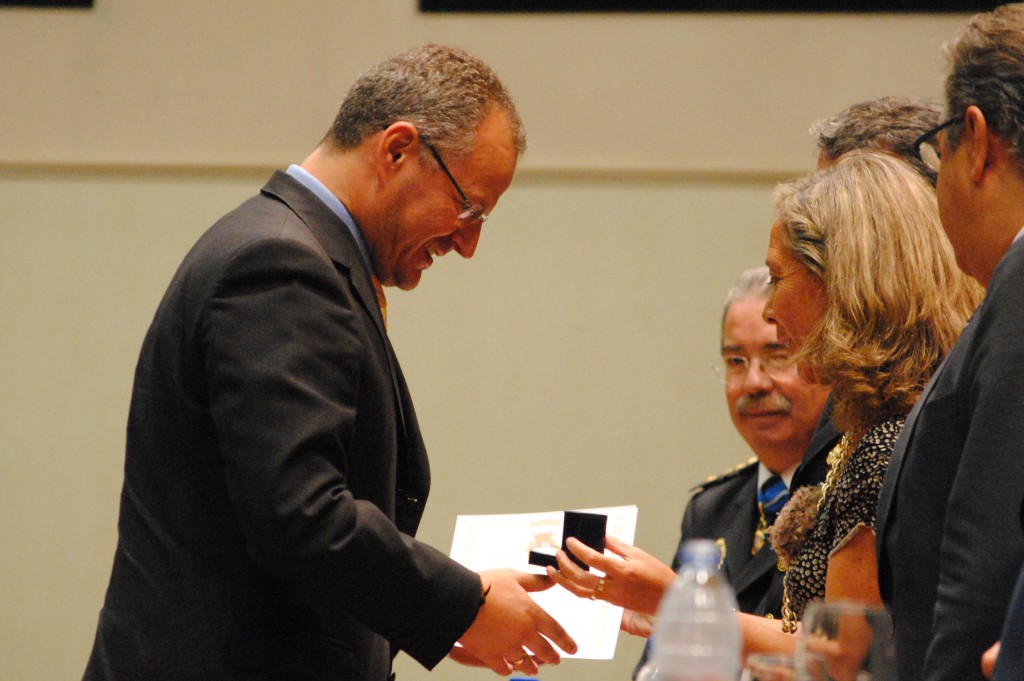 El delegado territorial de Andalucía, Ceuta y Melilla, Patricio Cárceles, recoge la medalla de la Policía de la mano de Felisa Panadero, subdelegado del Gobierno en Sevilla