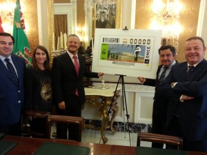 El presidente de la Diputación de Cádiz, José Loaiza y el delegado territorial de Andalucía, Ceuta y Melilla, Patricio Cárceles, prentando el cupón dedicado a Arcos con motivo del milenio del Reino de Granada