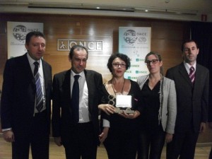 Esmeralda Rincón, ganadora del concurso de relatos cortos con su obra "Ángeles caídos", recogiendo el primer premio de la mano del presidente del Consejo Territorial, Ventura Pazos