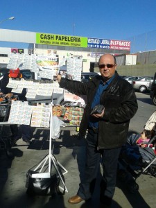 Antonio Durán, vendedor de Dos Hermanas, señalando el premio que ha dado