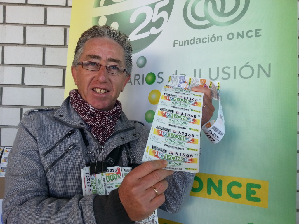 José Manuel Carrasco aparece sujetando los cupones premiados