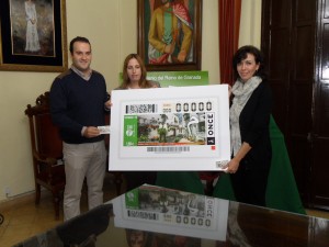 La alcaldesa de Priego y presidenta de la Diputación de Córdoba, María Luisa Ceballos y la directora de la ONCE en Córdoba, Estela Medina, en la presentación del cupón dedicado a Priego.