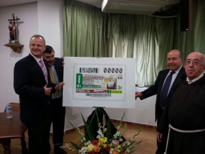 De izquierda a derecha, el delegado territorial de Andalucía, Ceuta y Melilla, Pàtricio Cárceles, el director de ONCE Granada, Alberto Morillas, el alcalde de Granada, José Torres Hurtado y el presentador de la Fundación Fray Leopoldo, Padre José Antonio Márquez Pavón, presentando el cupón dedicado a Fray Leopoldo de Granada