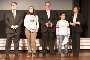 El presidente de FAPAS, José Manuel Jiménez, posa con el Premio Solidario