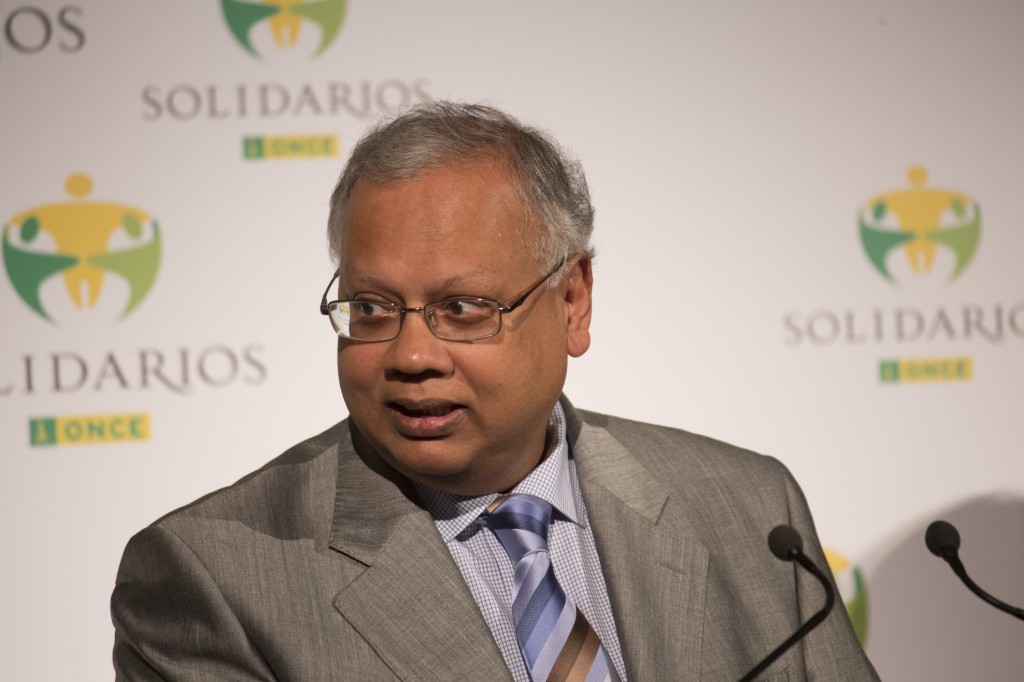 El profesor Shom Bhattarcaya se 